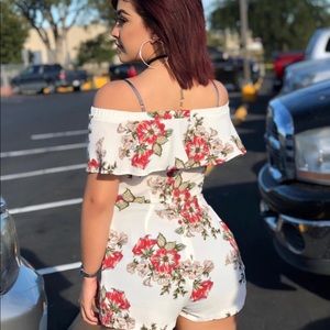 Off the shoulder flower romper 🌸♥️